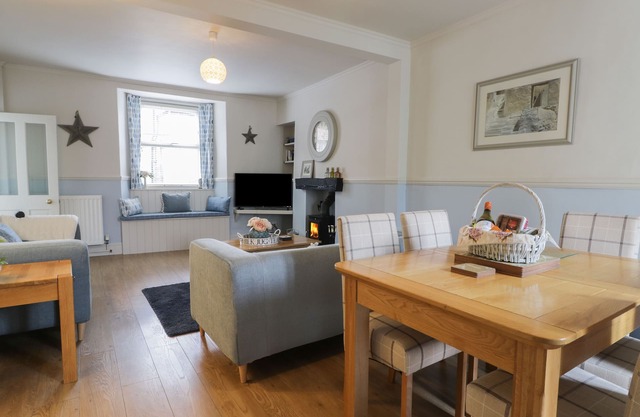 POTTER HILL COTTAGE, pet friendly, with open fire in Pickering