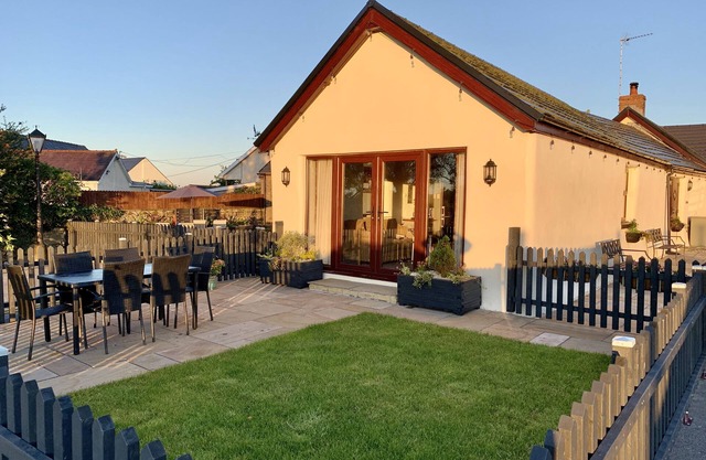 POTTERS BARN, pet friendly, character holiday cottage in Kilgetty