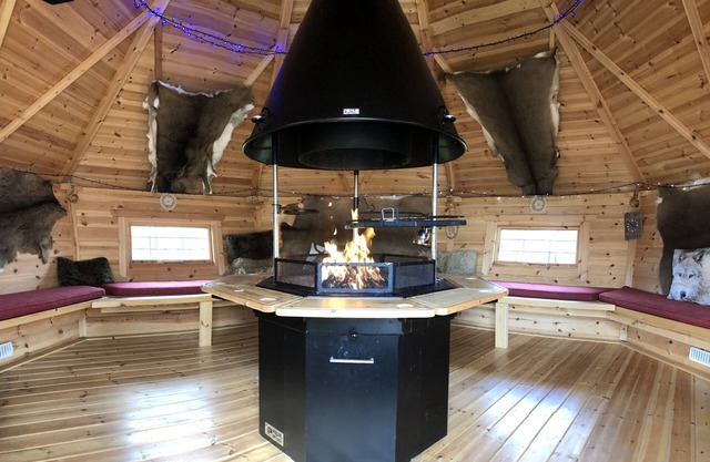Potter’s Lodge Luxury Yurt at Peake’s Retreats glampsite, sleeps 6 with hot tub