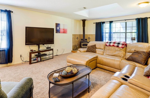 Pottsboro Getaway w/ Fire Pit: Escape to the Lake!