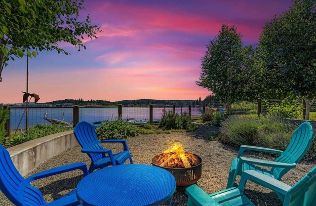 Poulsbo Shore Retreat w/Kayaks, SUPs, & Bikes!
