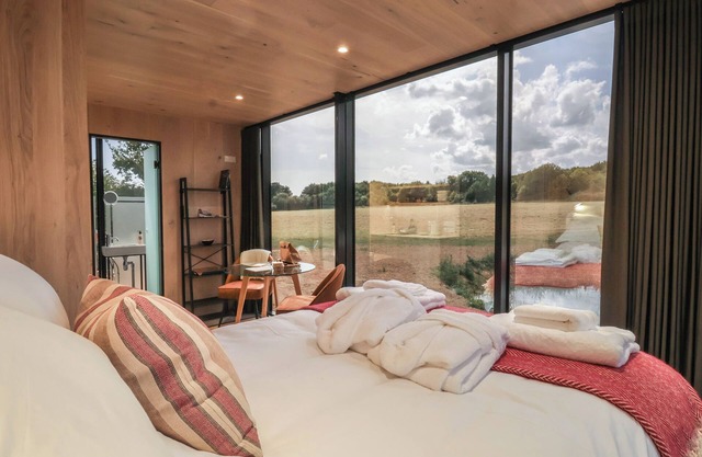 Pound Farm Mirror Houses: Pond ÖÖD