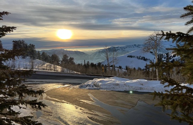 Powder Mountain Ski-in Ski-out 3 Bed/3 Bath at Powder Ridge Village, Sleeps 8.