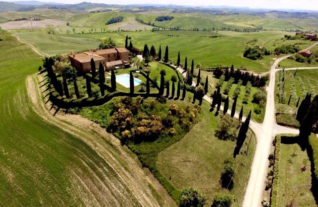 Pozzo ground-floor apartment with shared pool in Crete Senesi