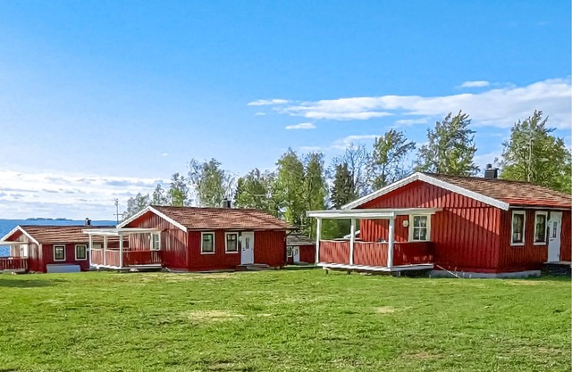 Practical cottage right on the shore of Lake Vänern.