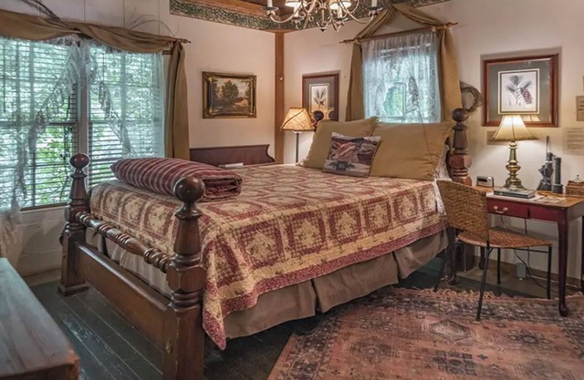 Prairie House. River Cabin. Sleeps 8