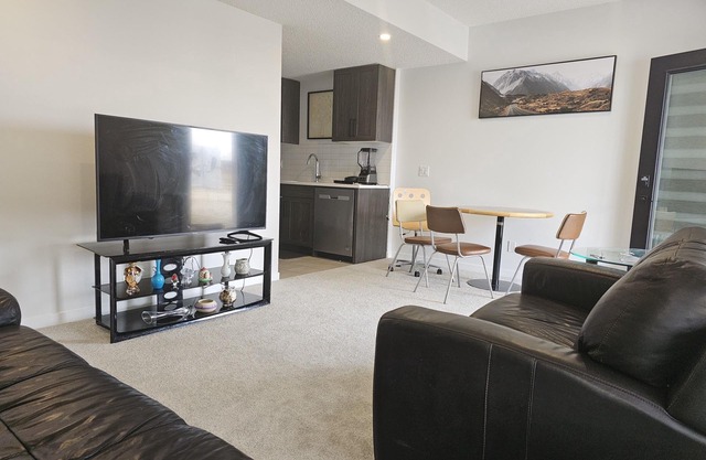 Praise bethel -Homely walkout suite in YYC
