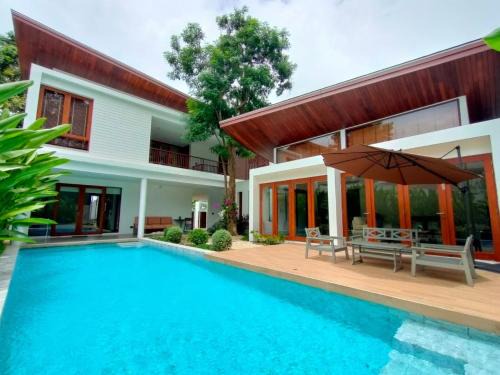 Pranaluxe 4 Bedroom Pool Villa C6