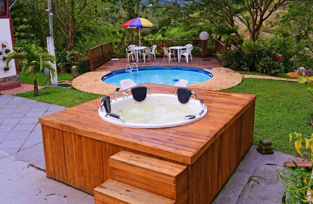 Preciosa Casa de 4 Habitaciones con Piscina, Jacuzzi en Guatape Antioquia.