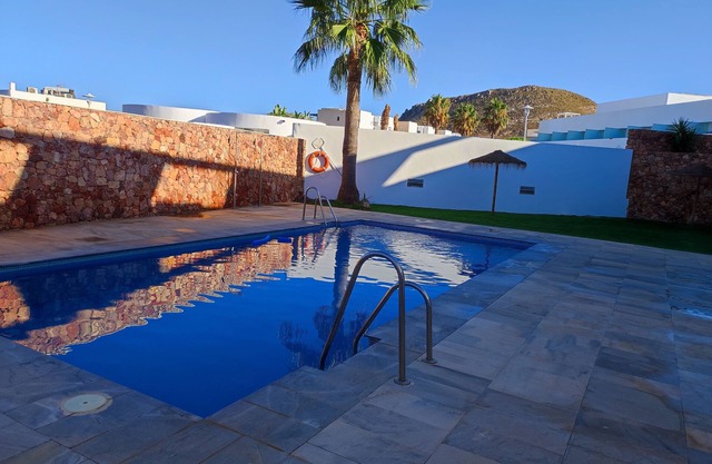 Precioso Apartamento en Las Negras, Urbanización Tranquila con Piscina