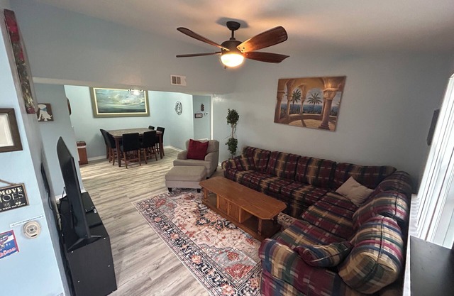 PREMIER LOCATION - UF/Shands/Gainesville. Closest Condo to Campus!