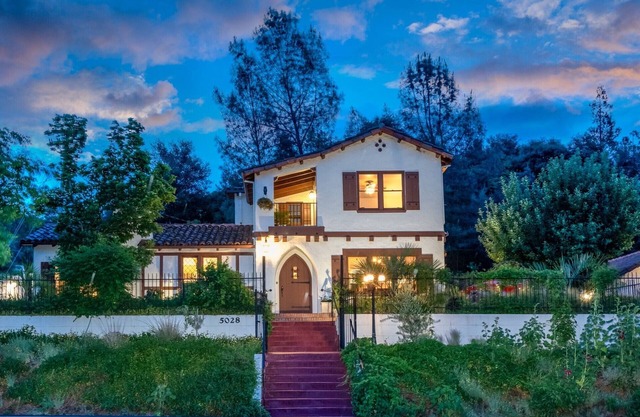 Premier Town Villa in the Yosemite Area with Hot tub, Patios and Sport Court