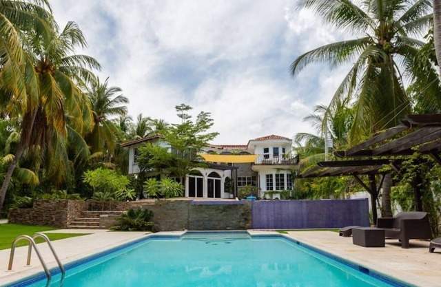 Premier Villa, 2 pools, Jacuzzi, BBQ, amenities.
