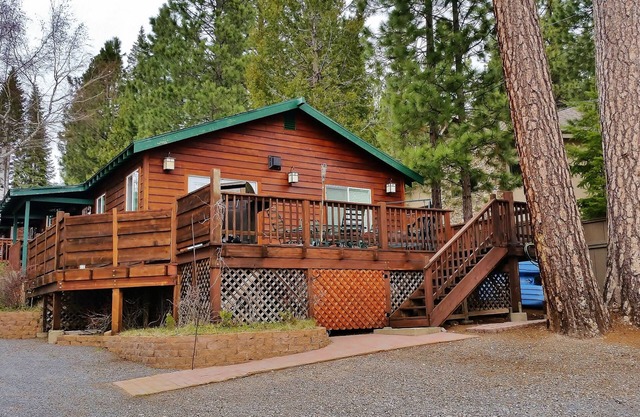 Premiere Family-Friendly Lakeside Cabin, Beautiful Views, Free Dock & Boat Slip