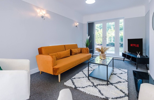 Premium 3 bed Detached House - off Road Parking - Bromborough