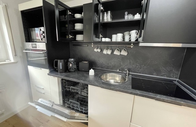 Premium Apartment 90sqm 3 rooms billiard, kitchen, balcony Smart TV