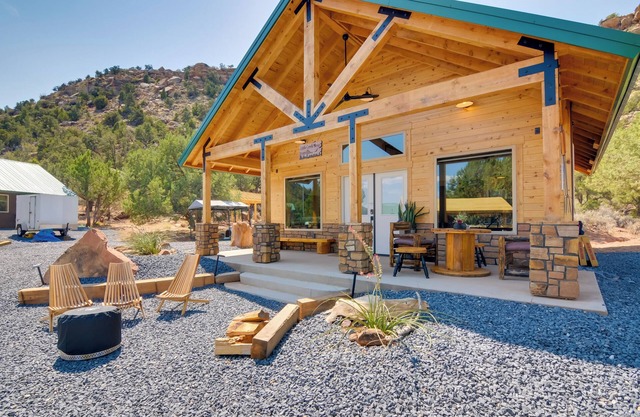 Premium Apple Valley Cabin w/Zion Nat’l Park View