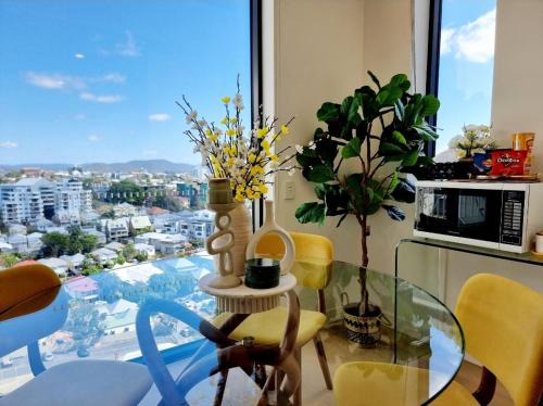 Premium City Escape-Stunning Skyline Views
