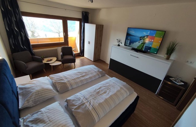 Premium Doppelzimmer mit Balkon und Seeblick - Pension Zum Mühlrad