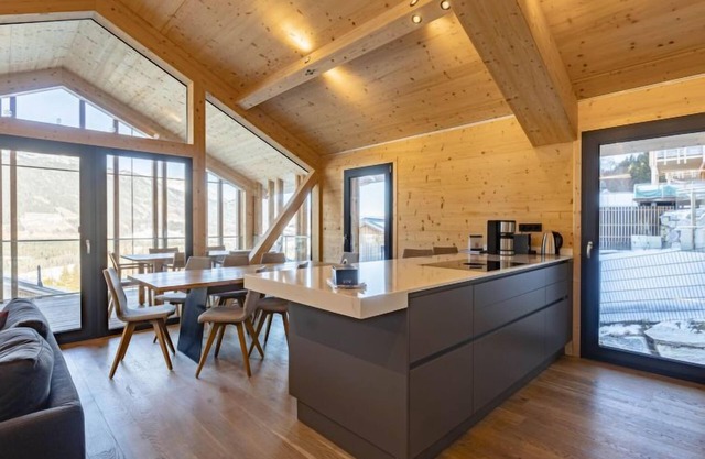 Premium mit 3 SZ,Sauna&Aussenbadewanne by Interhome