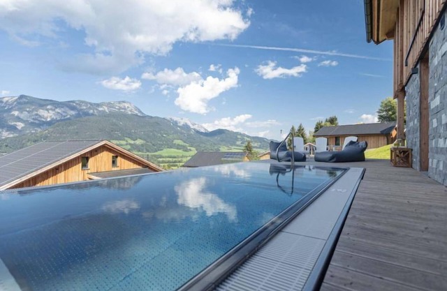Premium mit 5 Schlafzimmern, Sauna &Pool by Interhome