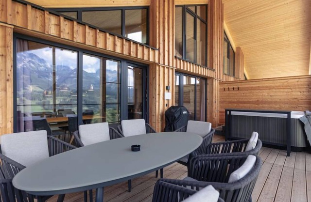 Premium mit Galerie,Sauna&Außenbadewanne by Interhome