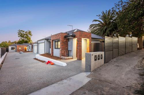 Premium Modern House-Walk to Curtin Uinversity-3 bedroom & 2 bathroom up for 4 People
