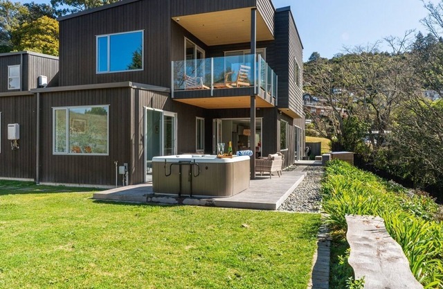Premium newly built property, Spa Pool, Private, Large modern home in Acacia Bay