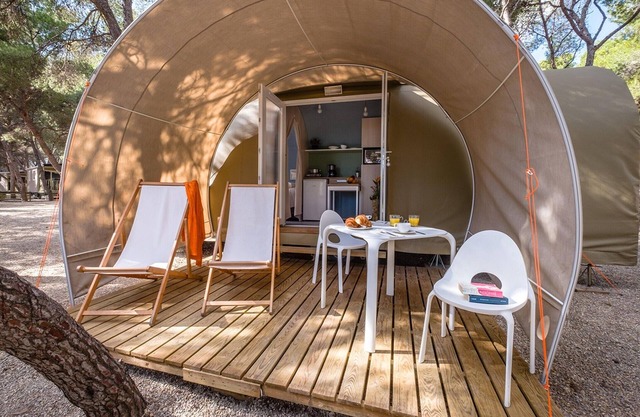 Premium tent lodge for family