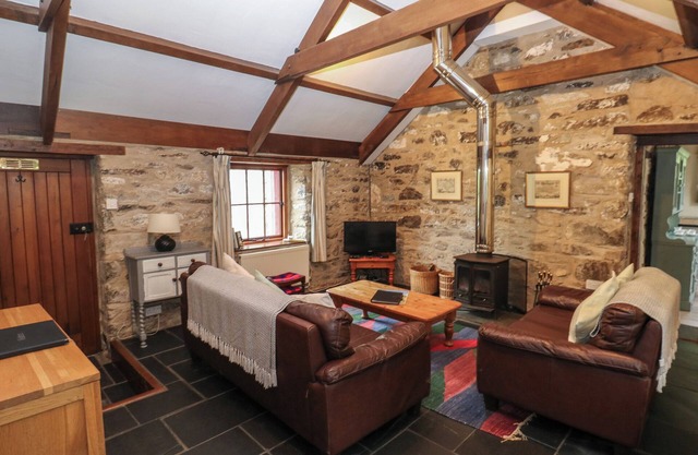 PRESELI HILLS COTTAGE, pet friendly, with open fire in Fishguard