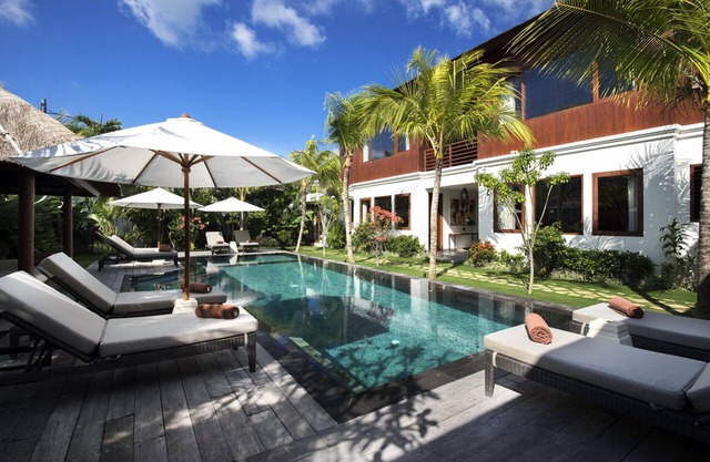 Prestigious 6BR Villa, Central Seminyak - W/Swimming Pool!
