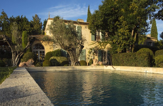 Prestigious estate with swimming pool on a beautiful horse farm in Provence