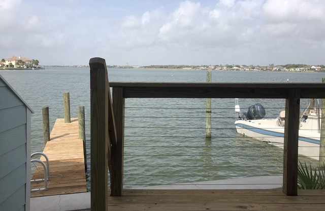 Pretty bayfront townhouse with private dock and spectacular views. Sleeps 6.