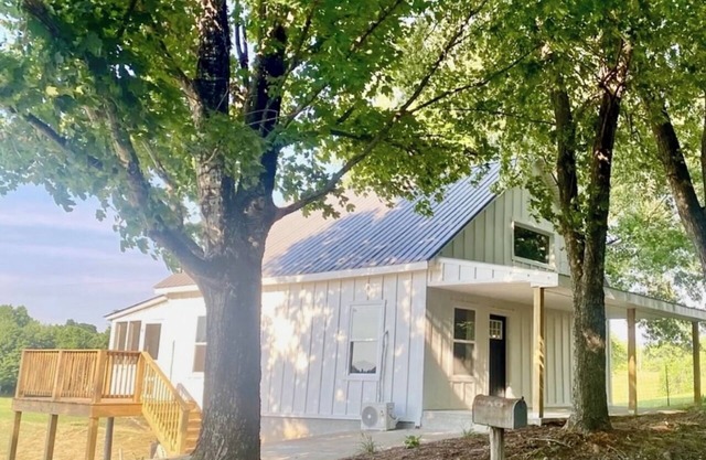 Pretty Cabin next to Dale Hollow State Park, with Boat Parking, 1 mile to Marina