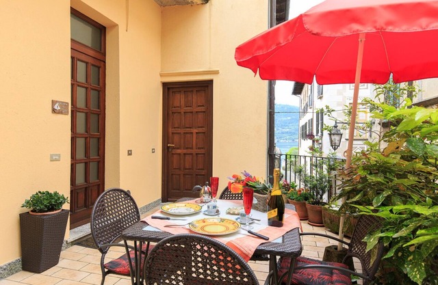 PRETTY CENTRAL APARTMENT, HISTORIC CENTER WITH PARTIAL LAKE VIEW