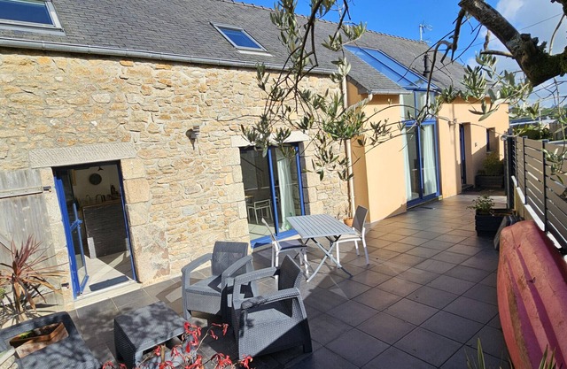 Pretty comfortable farmhouse close to beaches and GR34
