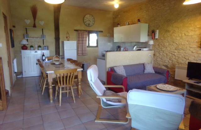 Pretty Dordogne valley house, heated swimming pool sleeps 8 (7 adults max)