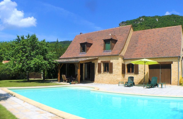 PRETTY GITE WITH PRIVATE POOL AND ENCLOSED GARDEN SET IN THE GOLDEN TRIANGLE