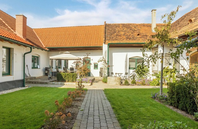 Pretty holiday apartment in Bad Loipersdorf near Fürstenfeld / Styria