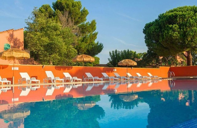 Pretty house in a residence, big collective swimming pool. Private parking.