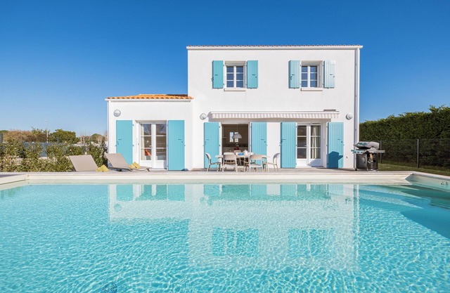 Pretty new house with fenced garden, swimming pool and air conditioning.