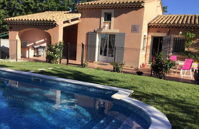 PRETTY PROVENCAL VILLA IN THE HEART OF THE LUBÉRON PARK 7 MIN FROM GORDES