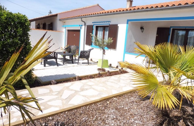 Pretty quiet house on one level, 400 meters from the beach