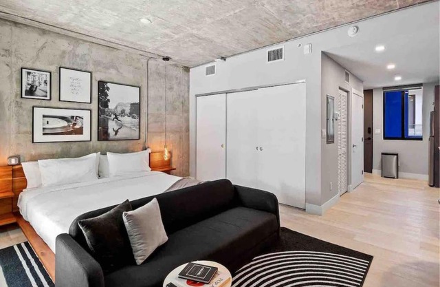 Pretty Rola 202 Modern Industrial Apt w King Bed