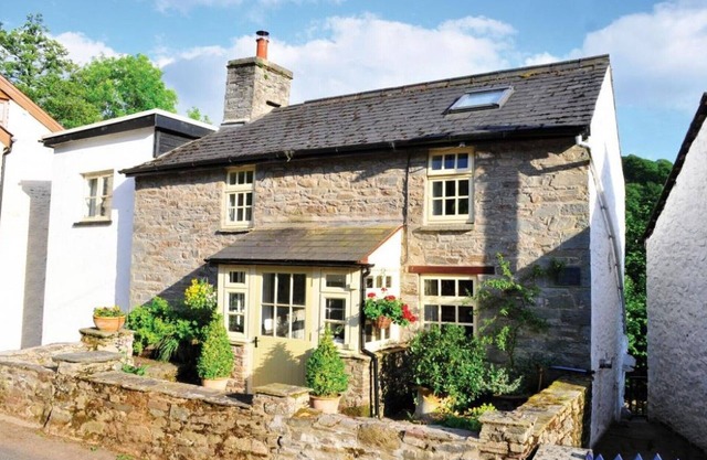 Pretty Stone Cottage: Hot Tub, Real Fire, Wifi & Riverside Views