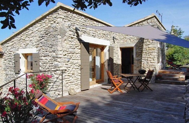 Pretty stone village house with private terrace, Le Pègue
