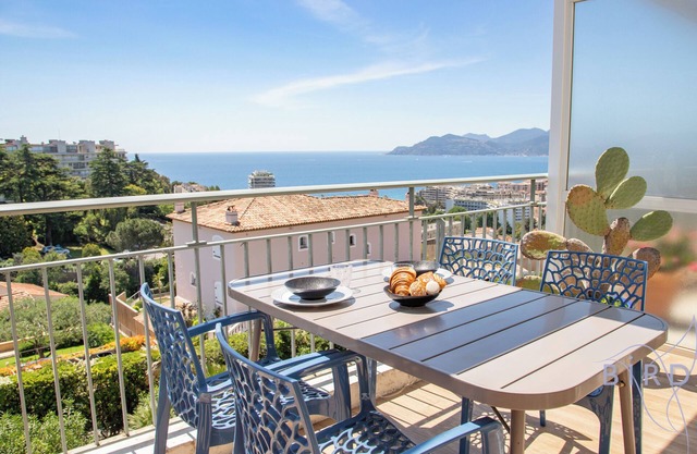 PRETTY STUDIO WITH SEA VIEW A/C, SWIMMING POOL, TENNIS