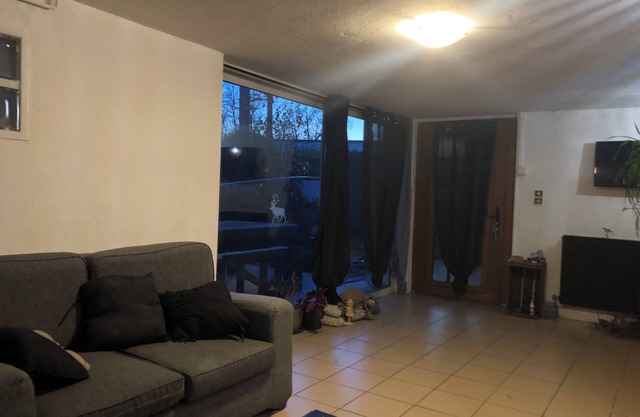 Pretty town house with large fenced garden to accommodate your pets.