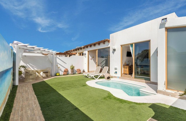 Pretty Vacation Home “Villa Bali” with Pool, Fast Wi-Fi, Terrace & Garden