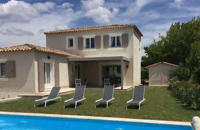 Pretty vacation rental with pool in Mouriès. Sleeps 8.